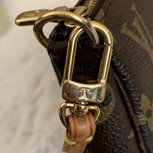 ❌❌SOLD❌❌ LV Pochette accessories, Monogram